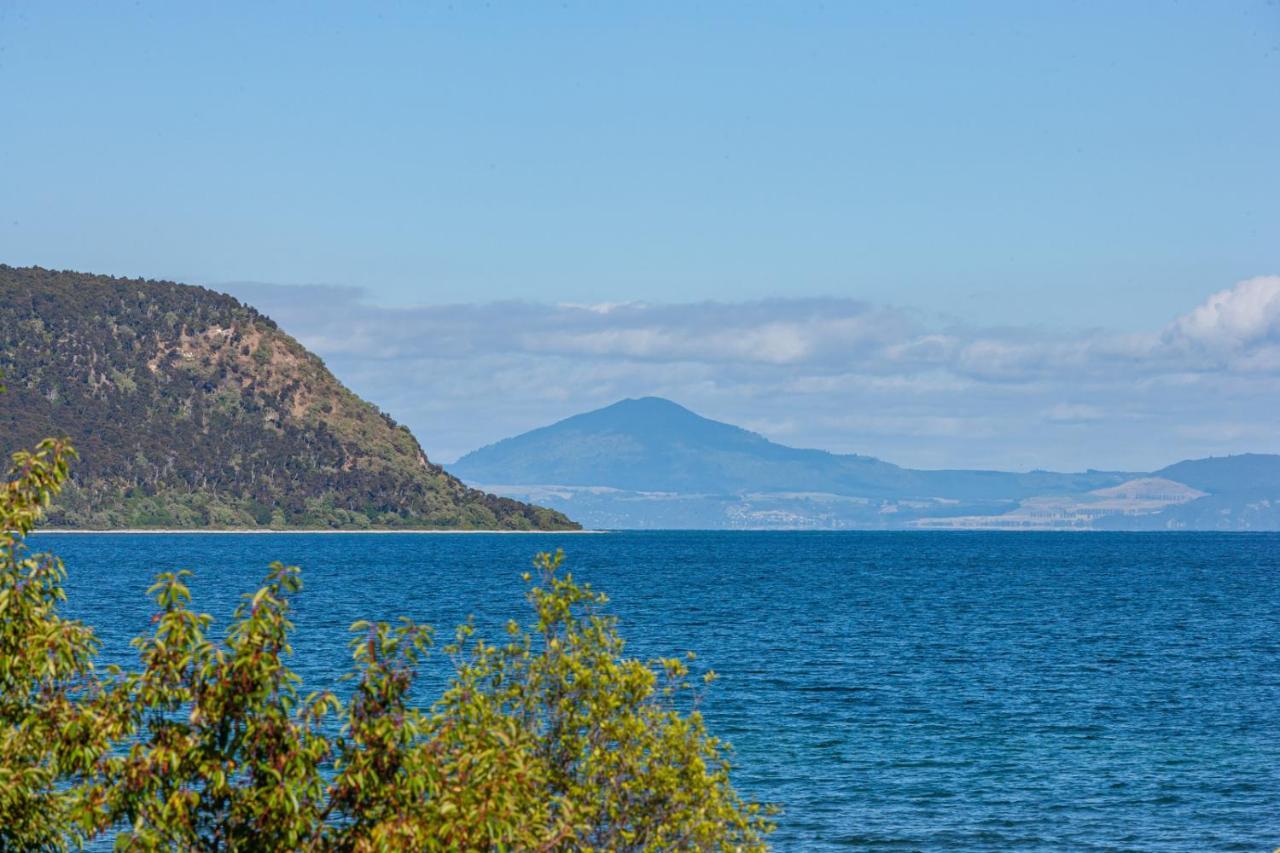 Lakefront Villa - Waitahanui Holiday Home エクステリア 写真