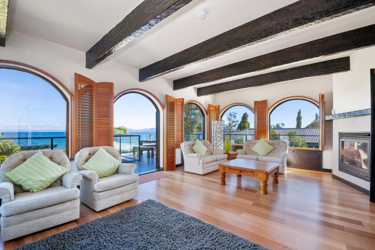 Lakefront Villa - Waitahanui Holiday Home エクステリア 写真