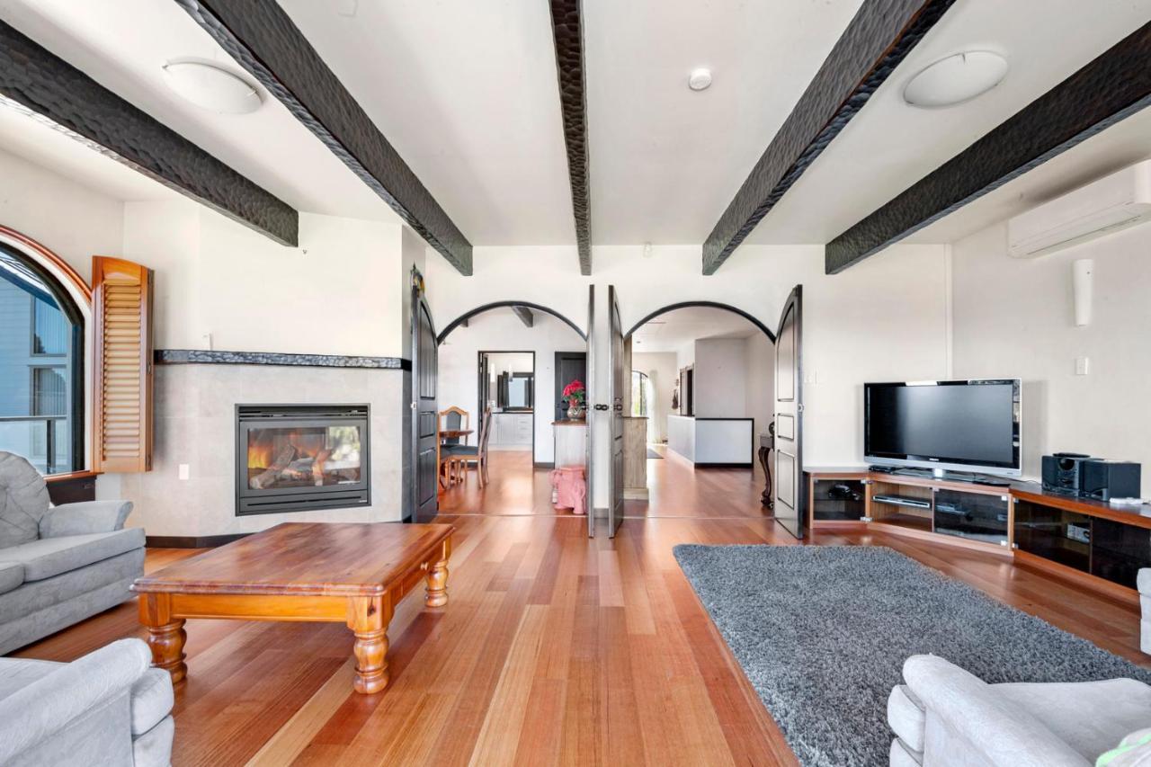 Lakefront Villa - Waitahanui Holiday Home エクステリア 写真