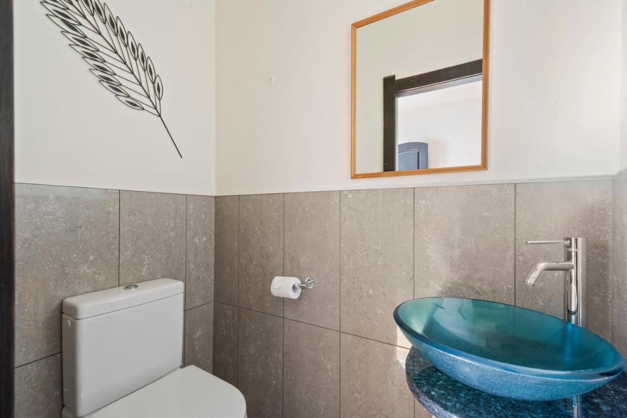 Lakefront Villa - Waitahanui Holiday Home エクステリア 写真