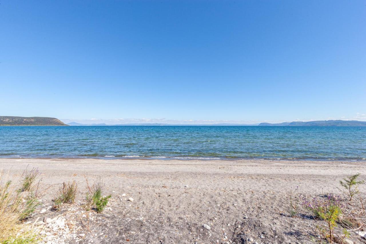 Lakefront Villa - Waitahanui Holiday Home エクステリア 写真