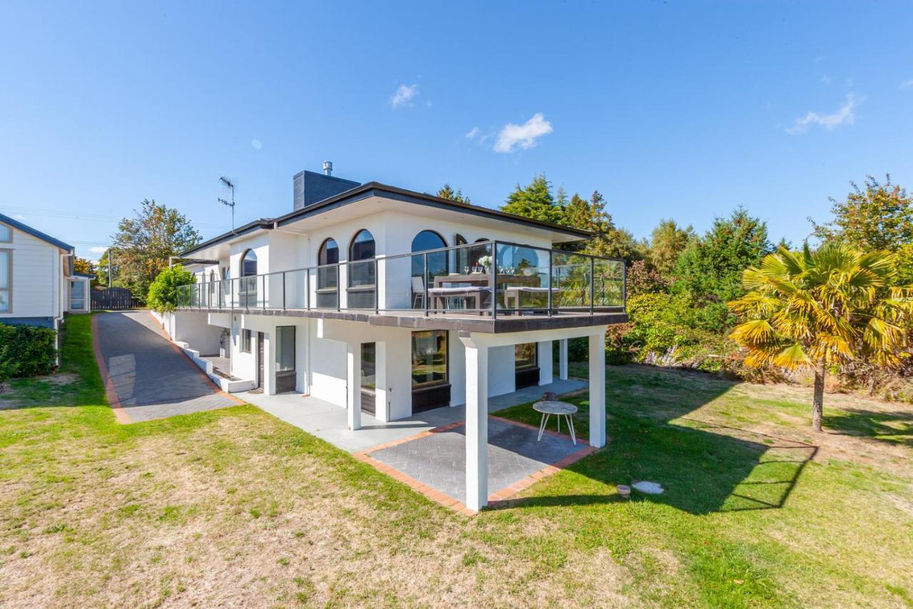 Lakefront Villa - Waitahanui Holiday Home エクステリア 写真