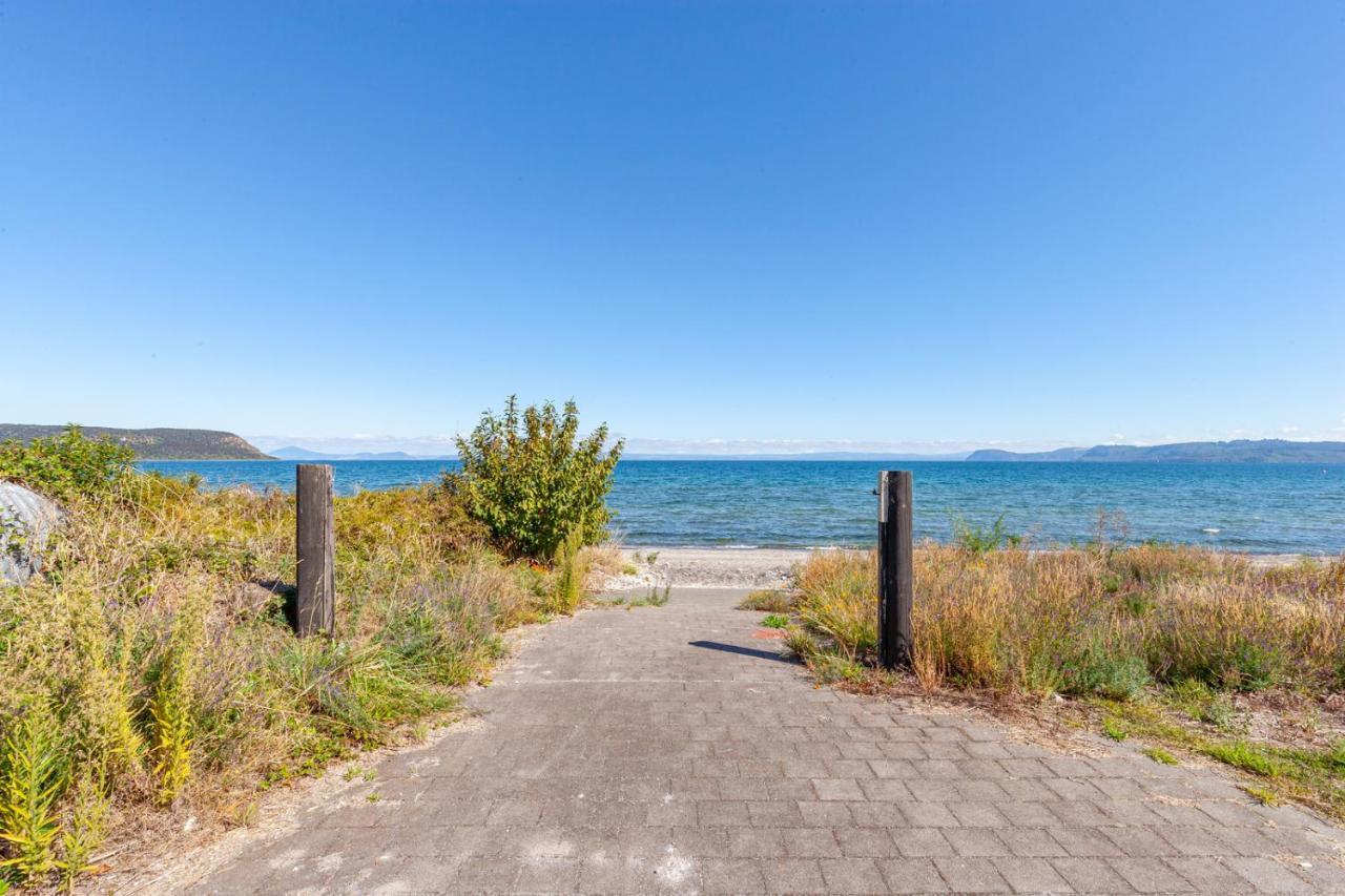 Lakefront Villa - Waitahanui Holiday Home エクステリア 写真