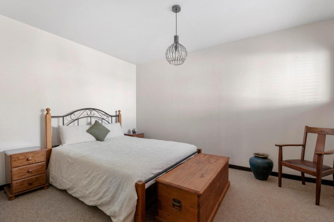 Lakefront Villa - Waitahanui Holiday Home エクステリア 写真