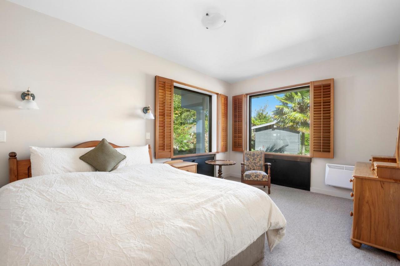 Lakefront Villa - Waitahanui Holiday Home エクステリア 写真